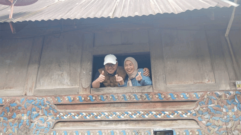 Wako Alfin dan Ibu di rumah lahek Luhah Rio Jayo yang berusia 157 tahun.