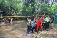 Mayat perempuan muda di sungai di Malang, ditemukan dalam kondisi tangan terikat dan mulut tersumpal. Foto: Dok. Polsek Jabung