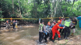 Mayat perempuan muda di sungai di Malang, ditemukan dalam kondisi tangan terikat dan mulut tersumpal. Foto: Dok. Polsek Jabung