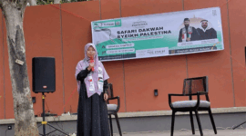 Ketua PD Salimah Kota Sungai Penuh, Liza Oktarina, SE memberi sambutan safari dakwah Syeikh Ali Issa di Talang Lindung, Selasa, (24/2)