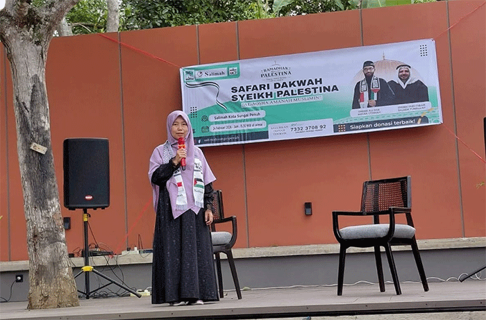 Ketua PD Salimah Kota Sungai Penuh, Liza Oktarina, SE memberi sambutan safari dakwah Syeikh Ali Issa di Talang Lindung, Selasa, (24/2)