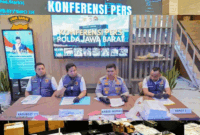 Kabid Humas Polda Jabar Kombes Pol Hendra Rochmawan dan Direktur Reserse Kriminal Khusus Polda Jabar Kombes Pol Wirdhanto Hadicaksono memberikan keterangan pers kasus dugaan korupsi dana Desa di Polda Jabar, Rabu (25/2/2026). Foto: Humas Polda Jabar