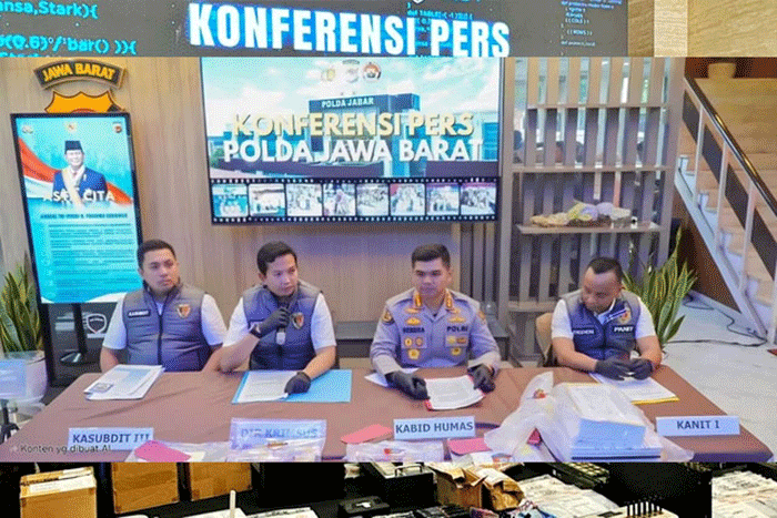 Kabid Humas Polda Jabar Kombes Pol Hendra Rochmawan dan Direktur Reserse Kriminal Khusus Polda Jabar Kombes Pol Wirdhanto Hadicaksono memberikan keterangan pers kasus dugaan korupsi dana Desa di Polda Jabar, Rabu (25/2/2026). Foto: Humas Polda Jabar