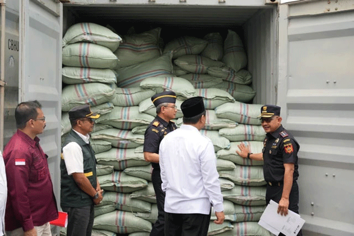 
Karung berisi daun kratom ilegal yang hendak diekspor ke India. Foto: Bea Cukai