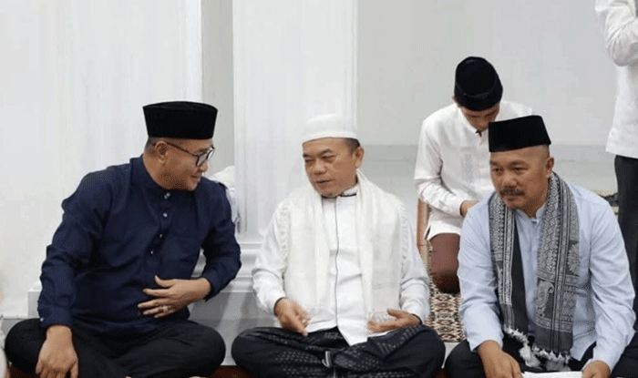 Wali Kota Sungai Penuh Alfin dan Bupati Kerinci, monadi mendampingi Gubernur Jambi Alharis dalam Safari Ramadan di Masjid Al Falah