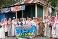 Ibu-ibu Majelis Taklim Permata Almubaraqah membagikan paket takjil gratis di Talang Lindung selama Ramadan 2026