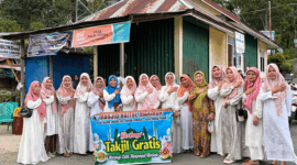 Ibu-ibu Majelis Taklim Permata Almubaraqah membagikan paket takjil gratis di Talang Lindung selama Ramadan 2026