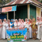 Ibu-ibu Majelis Taklim Permata Almubaraqah membagikan paket takjil gratis di Talang Lindung selama Ramadan 2026