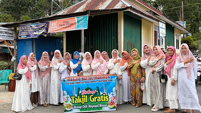 Ibu-ibu Majelis Taklim Permata Almubaraqah membagikan paket takjil gratis di Talang Lindung selama Ramadan 2026