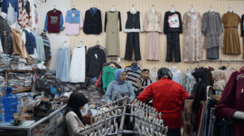 Penataan pedagang musiman di Pasar Pusat Padang Panjang, pengunjung mulai ramai.