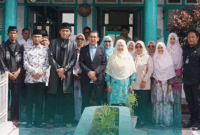 Menteri Kebudayaan Fadli Zon saat mengunjungi makam pahlawan nasional Rahmah  El Yunusiyyah.