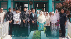 Menteri Kebudayaan Fadli Zon saat mengunjungi makam pahlawan nasional Rahmah  El Yunusiyyah.