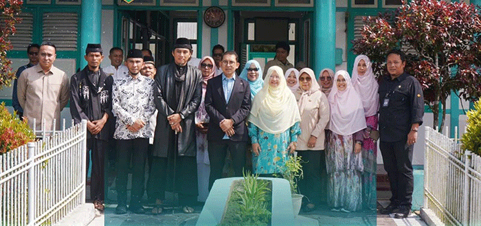 Menteri Kebudayaan Fadli Zon saat mengunjungi makam pahlawan nasional Rahmah  El Yunusiyyah.