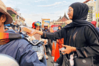 Berbagi takjil dari PKK dan Dharma Wanita Padang Panjang.