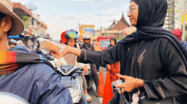 Berbagi takjil dari PKK dan Dharma Wanita Padang Panjang.