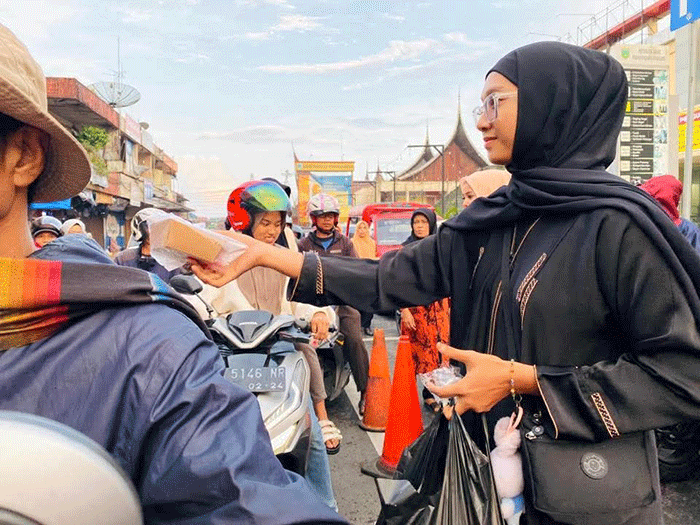 Berbagi takjil dari PKK dan Dharma Wanita Padang Panjang.