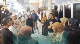 Pengunjung pasar Pusat Padang Panjang.