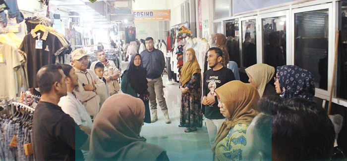 Pengunjung pasar Pusat Padang Panjang.