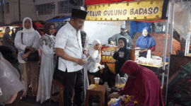 Wagub Vasko Ruseimy ketika mengunjungi Pasar Kuliner di Pasar Pusat Kota Padang Panjang.