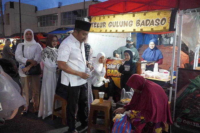 Wagub Vasko Ruseimy ketika mengunjungi Pasar Kuliner di Pasar Pusat Kota Padang Panjang.
