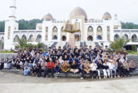 Rombongan "Mama Papa Mudik Gratis" di depan Masjid Nurul 'Ilmi, Ismaic Centre Padang Panjang.