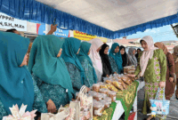 Bazar Murah paket sembako di Padang Panjang.