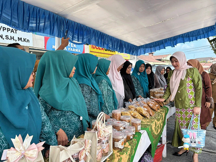 Bazar Murah paket sembako di Padang Panjang.