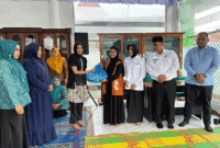 Penyaluran bantuan sembako kepada warga kurang mampu oleh TP-PKK Kota Padang Panjang.