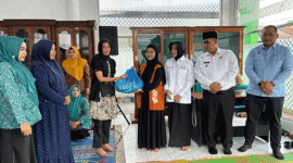 Penyaluran bantuan sembako kepada warga kurang mampu oleh TP-PKK Kota Padang Panjang.