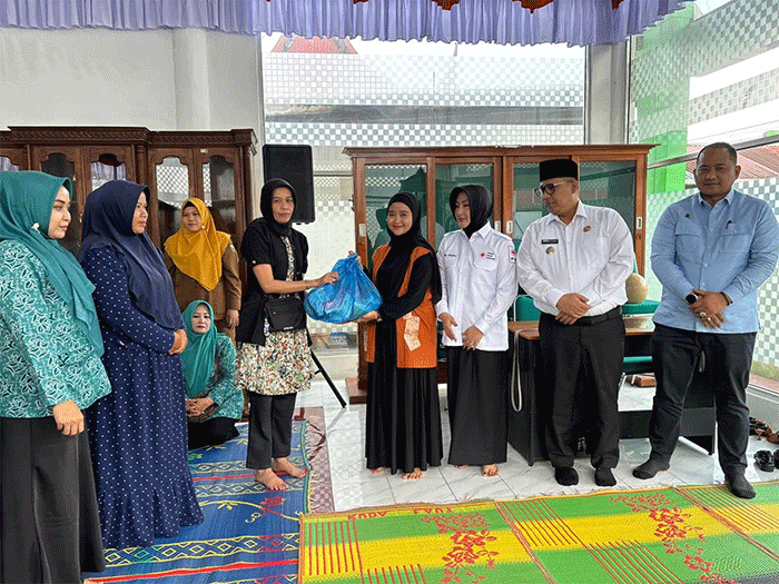 Penyaluran bantuan sembako kepada warga kurang mampu oleh TP-PKK Kota Padang Panjang.