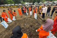 Walikota Fadly Amran dengan peserta goro di objek wisata Pantai Air Manis. Pantai ini terkenal dengan Batu Malin Kundang-nya.
