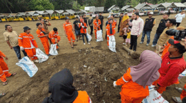 Walikota Fadly Amran dengan peserta goro di objek wisata Pantai Air Manis. Pantai ini terkenal dengan Batu Malin Kundang-nya.