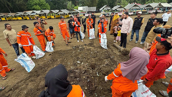 Walikota Fadly Amran dengan peserta goro di objek wisata Pantai Air Manis. Pantai ini terkenal dengan Batu Malin Kundang-nya.