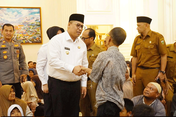 Seorang kepala keluarga terdampak bencana alam babjir bandang menyampai terimakasih atas bantuan yang diserahkan kepada mereka.