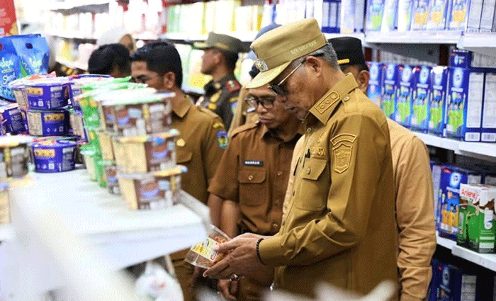 Wakil Wali Kota Sungai Penuh Azhar Hamzah melakukan sidak pasar