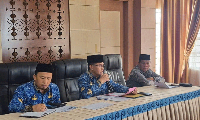 Asisten I Sekretariat Daerah, Dianda Putra, memimpin rapat persiapan Sholat Idulfitri 1447 H / 2026 M
