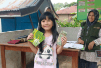 Bank Sampah Lindung Berseri membagikan tabungan kepada nasabah yang menabung