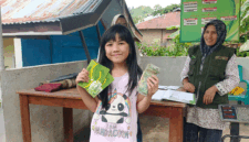 Bank Sampah Lindung Berseri membagikan tabungan kepada nasabah yang menabung