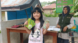 Bank Sampah Lindung Berseri membagikan tabungan kepada nasabah yang menabung