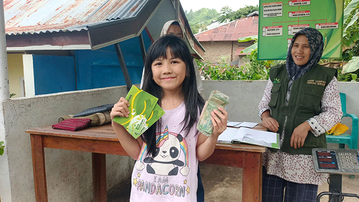 Bank Sampah Lindung Berseri membagikan tabungan kepada nasabah yang menabung