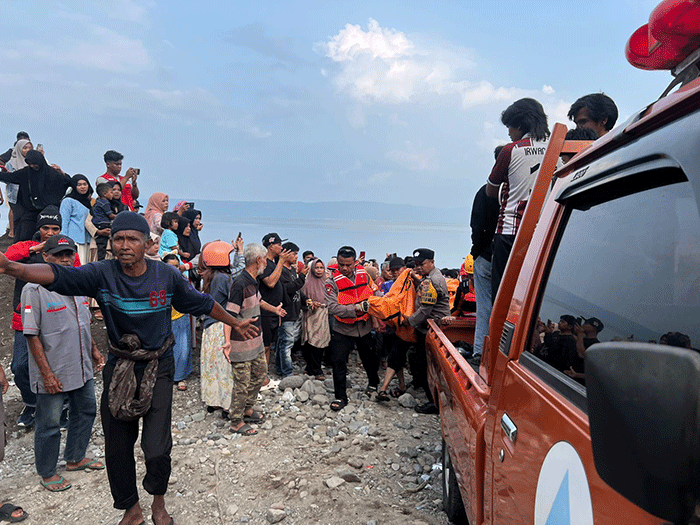 Evakuasi korban tenggelam di adalah  Singkarak