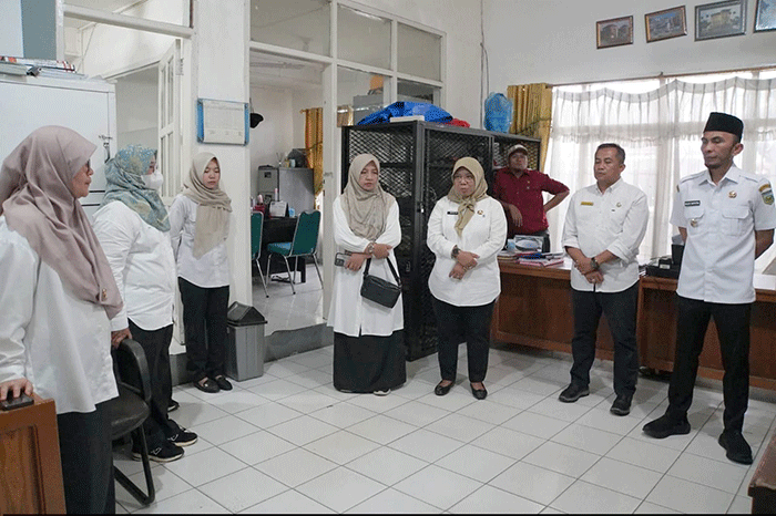 Wawako Padang Panjang, Allex Saputra bersama Pj. Sekdako Wita Desi Susanti ketika melakukan inspeksi mendadak di salah satu organisasi perangkat daerah.