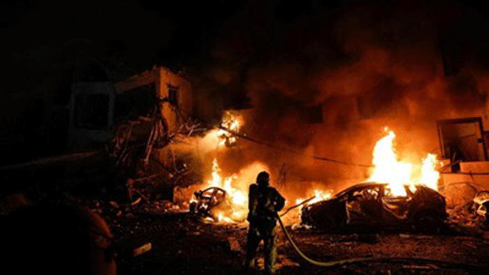 Ledakan rudal Iran di kota Tel Aviv, Israel.