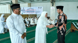 Seorang calon jamaah haji mendapat ucapan dari Wakil Walikota Padang Panjang, Allex Saputra pada pembukaan mandik haji 2026.