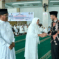 Seorang calon jamaah haji mendapat ucapan dari Wakil Walikota Padang Panjang, Allex Saputra pada pembukaan mandik haji 2026.