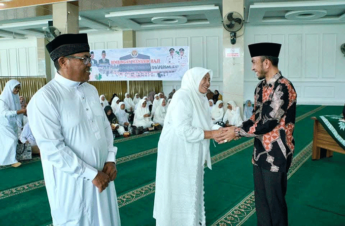 Seorang calon jamaah haji mendapat ucapan dari Wakil Walikota Padang Panjang, Allex Saputra pada pembukaan mandik haji 2026.