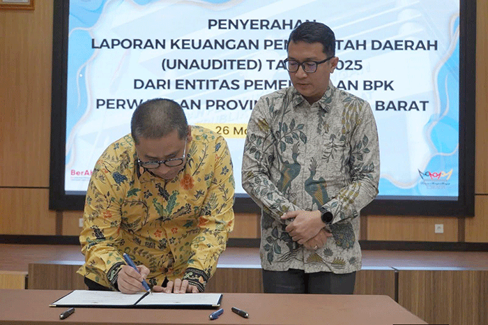 Walikota Hendri Arnis menandatangani LKPD 2025.