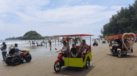 Pantai Air Manis,  Padang.