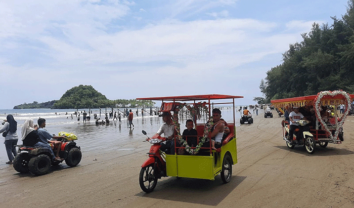 Pantai Air Manis,  Padang.