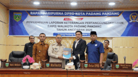 Penyerahan LKPj 2025  Kota Padang Panjang kepada Ketua Ketua DPRD.